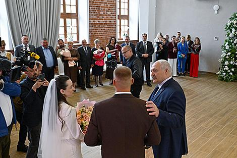 Лукашенко в Минске побывал на церемонии бракосочетания и поздравил молодоженов