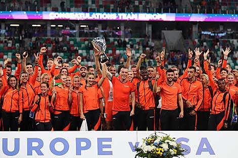 Победителей легкоатлетического матча Европа - США наградили на стадионе 