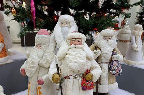 Коллекционные фигурки Дедов Морозов и Снегурочек можно будет увидеть на выставке в Бресте