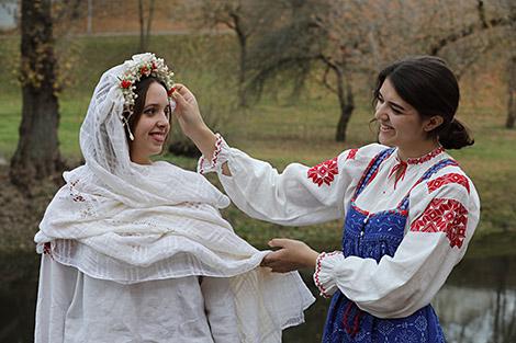 Рогатый каравай, обрядовые песни и конкурсы сватов - в Россонах устроят 