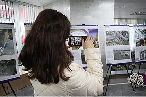 Черно-белое вчера и настоящее в красках. Молодые специалисты из Минской области ознакомились с выставкой БЕЛТА 