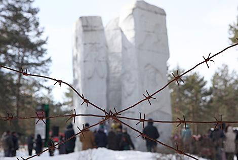 Более 300 человек почтили память узников лагерей смерти у мемориального комплекса в Озаричах
