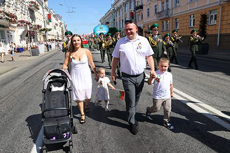Праздничное шествие в честь Дня Независимости в Гомеле объединило разные поколения горожан