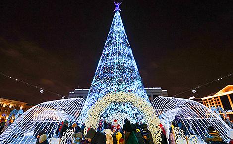 Минск к Новому году украсят 28 праздничных елок