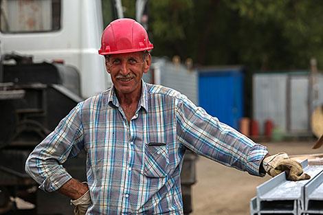 Белстат: самая мужская профессия - строитель, а женщины преобладают в соцсфере