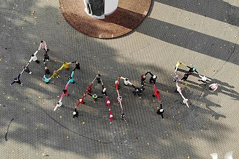 Дети выстроились в слово 