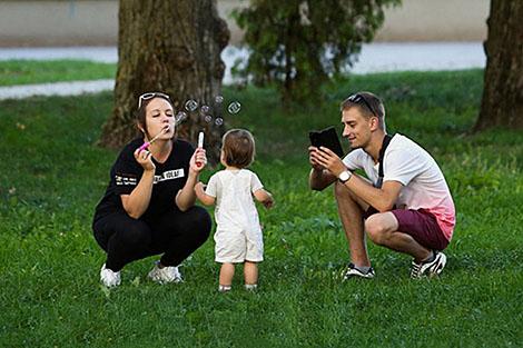 Соцопрос: наиболее значимые для белорусов ценности - здоровье, дети и семья