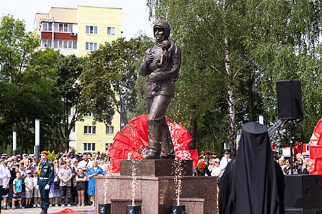 Спасатель из бронзы с ребенком на руках. В Гомеле открыли сквер в честь тех, кто оберегает жизни