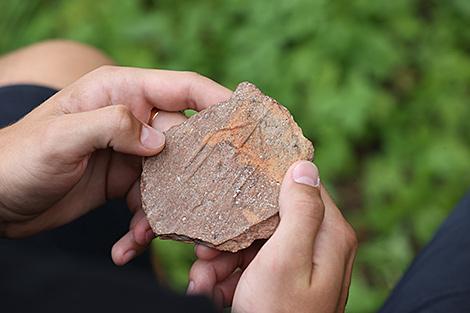 Белорусские археологи нашли личный родовой знак полоцкого князя Изяслава на фрагменте посуды