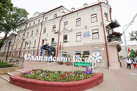 Как гостям и участникам 