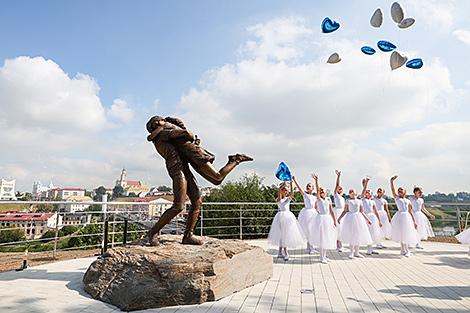 Город любви и место встреч. В Гродно открыли обновленный сквер на берегу Немана