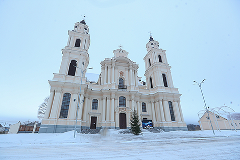Поражает своей энергетикой. Как Будславский костел стал местом силы для тысяч паломников
