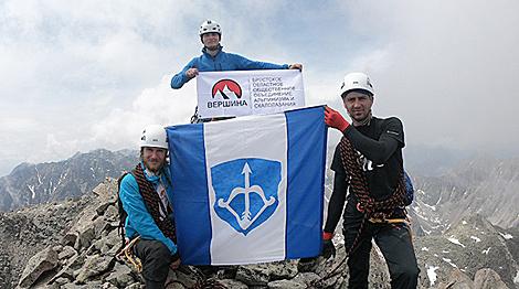 Флаг в честь юбилея Бреста подняли на пик Сибирь в Саянских горах