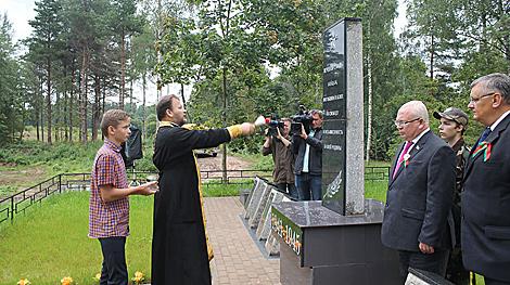 Обновленный мемориал защитникам Отечества открыли в Россонском районе