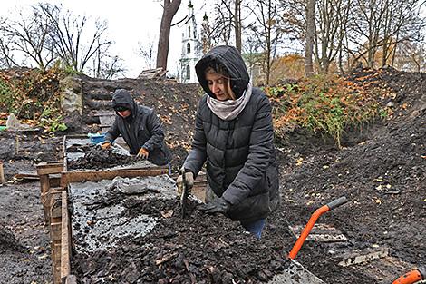 Фрагмент кольчуги, писало и стеклянные браслеты: в Полоцке проводят раскопки на Верхнем замке