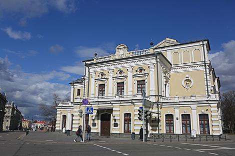 Купаловский театр с 21 по 30 июня приглашает на экскурсии в закулисье