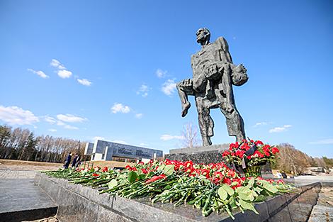 Символ вечной памяти и неутихающей боли. В Беларуси вспоминают жертв трагедии в Хатыни