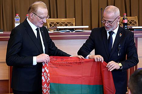 Белорусский флаг побывал на полюсе холода Земли в Антарктиде