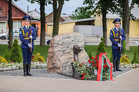 Памятный знак жертвам геноцида открыли на станции Барановичи-Центральные