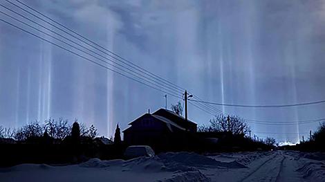 Загадочные световые столбы в небе над Лунинцем. Синоптики рассказали, что это может быть