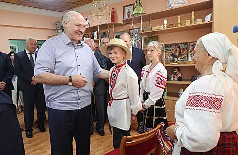 Лукашенко в Ивье посмотрел выступление ансамбля народной музыки и детский спектакль