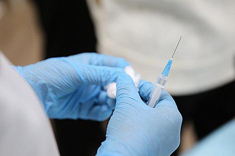 Минздрав планирует зарегистрировать отечественную вакцину от COVID-19 к концу года