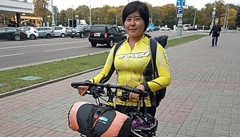 Китаянка путешествует на велосипеде по Беларуси