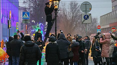 Церемония зажжения фонарей станет дольше. Арт-объект от спасателей появился на пешеходной улице Бреста