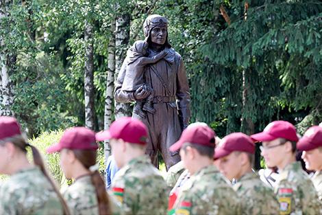 Памятник летчику Александру Мамкину открыли в столичном парке