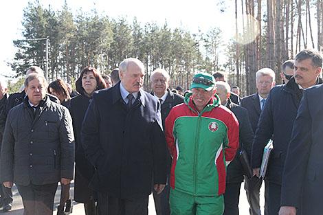 Лукашенко осмотрел лыжероллерную трассу в Барановичском районе