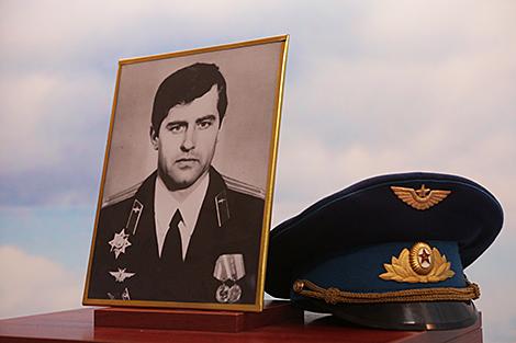 Первый Герой Беларуси. К 30-летию подвига военного летчика Владимира Карвата