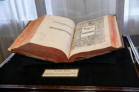 Национальная библиотека раскроет тайны Брестской Библии на книжной выставке в Минске