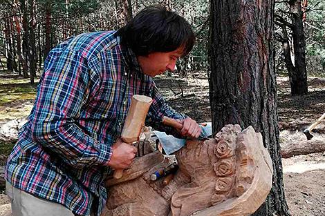 Резные скульптуры на тему традиционной свадьбы появились в агрогородке Дивин к 
