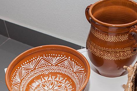 Посуду из разных видов керамики и стилизованные глиняные игрушки представили на выставке в Минске