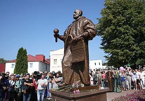 Памятник Льву Сапеге открыли в Слониме