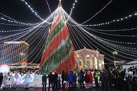 Парад Дедов Морозов, музыкальные подарки. В Гомеле огни на главной елке зажгут 13 декабря