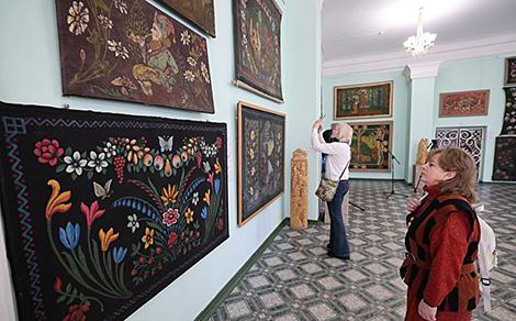 Шедевры прошлого и современные интерпретации. В витебской ратуше открылась выставка маляванки