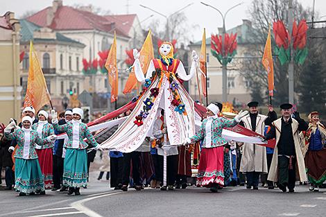 Концерты, ремесленные и гастрономические ряды. 