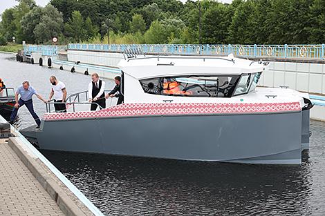 Первый белорусский электрический прогулочный катамаран тестируют на водах Мухавца в Бресте