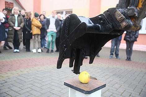 Экскаватор резал торт и зажигал фейерверк: в Гродно воспитанникам детского дома устроили техношоу