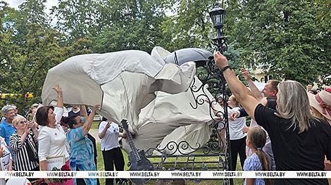 Дань памяти песняру. На бульваре Мулявина в Минске появился новый музыкальный арт-объект
