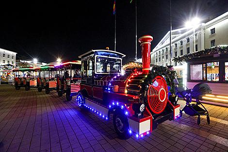 Необычная инсталляция лошади, креативные елки и фотозоны. Как Брест готовится к новогодним праздникам