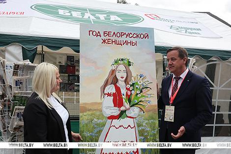 Картина БЕЛТА к Году белорусской женщины передана Костюковичскому краеведческому музею