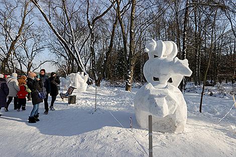 Башни, елки и драконы: в Могилевском зоосаде стартовал конкурс снежных скульптур