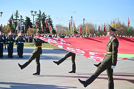 500 м длиной и 9 м шириной. В Минске пронесут 11 мая самый большой флаг Беларуси