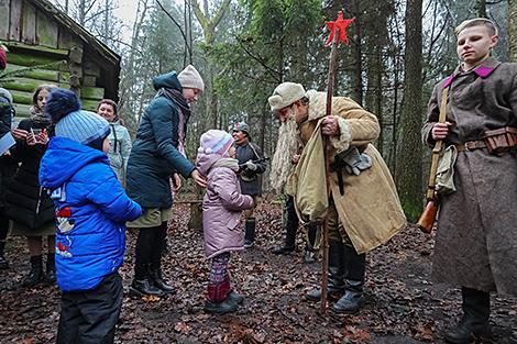Партизанский Дед Мороз на зиму поселился в урочище Хованщина в Ивацевичском районе