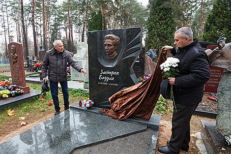 Памятник Змитроку Бядуле открыли на Восточном кладбище в Минске