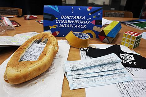 Стельки с таблицами, фейковая зачетка и... батон. В Могилеве открылась выставка студенческих шпаргалок