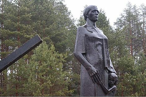 Сестра Хатыни. В мемориальном комплексе 