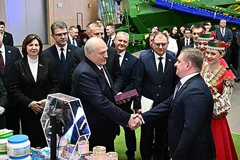 Лукашенко пообещал подарить хоккеистам 